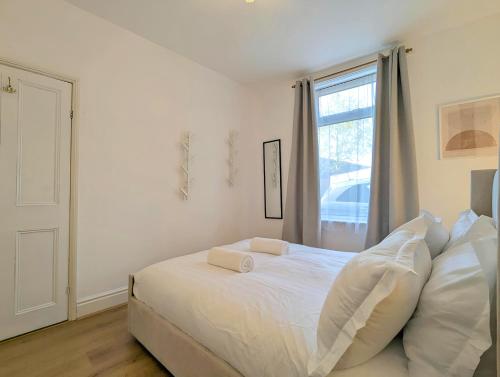 Charming 3-Bed Home Near Centre Free Parking photo 14