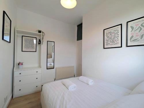 Charming 3-Bed Home Near Centre Free Parking photo 16