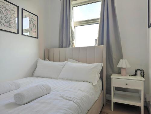 Charming 3-Bed Home Near Centre Free Parking photo 15