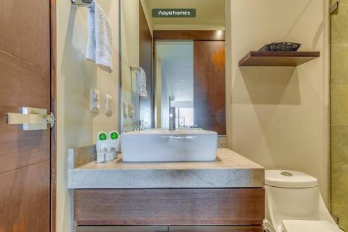 Koupelna v ubytování Luxurious 3BR Condo Right Next to the Beach - King