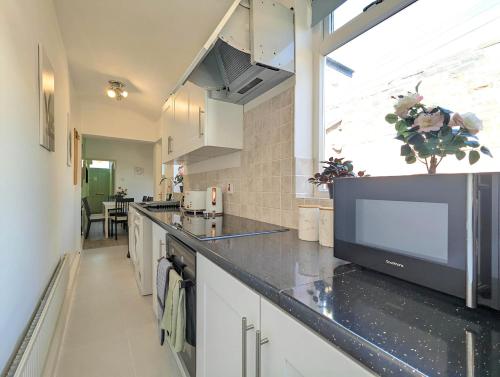 Charming 3-Bed Home Near Centre Free Parking photo 12