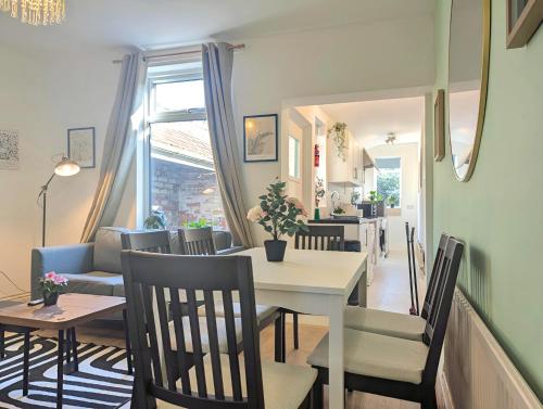 Charming 3-Bed Home Near Centre Free Parking photo 11