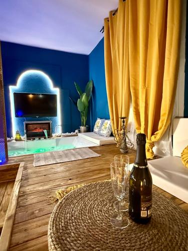 Habitación con mesa, botella de vino y copas en Ama Esclusive Spa Galliera, en San Vicenzo di Galliera