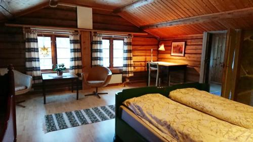 a bedroom with a bed and a desk in a room at Petterstuggu in Røros