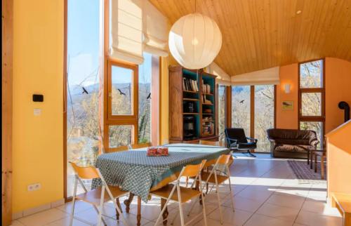 un comedor con mesa y sillas en Gîte du Kiwi, en Luttenbach-près-Munster