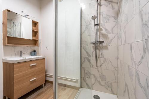a bathroom with a shower and a sink at La Grande Vadrouille - 8 personnes en hyper centre in Blois