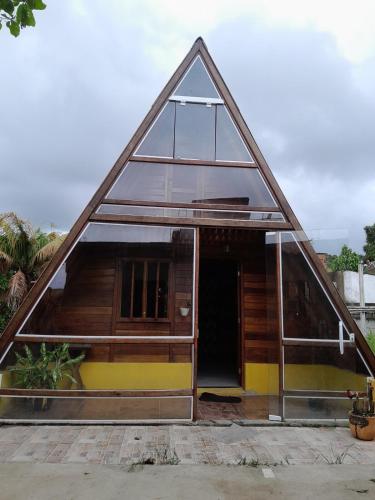 una piccola casa con tetto triangolare di chalé alpino a Saquarema
