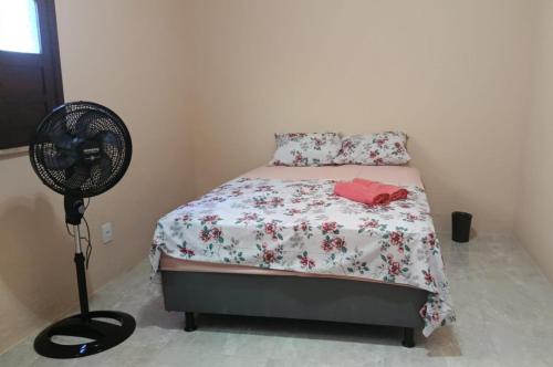 1 dormitorio con 1 cama y ventilador en House Matarazzo, en Feira de Santana