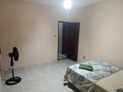 Un dormitorio con una cama y una cámara. en House Matarazzo, en Feira de Santana
