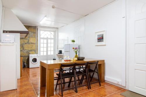 Porto 61 - Bright 2BR w/ Balcony by LovelyStay