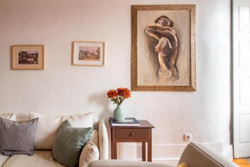 Porto 61 - Bright 2BR w/ Balcony by LovelyStay