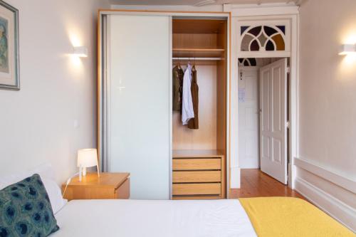 Porto 61 - Bright 2BR w/ Balcony by LovelyStay