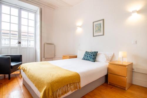 Porto 61 - Bright 2BR w/ Balcony by LovelyStay