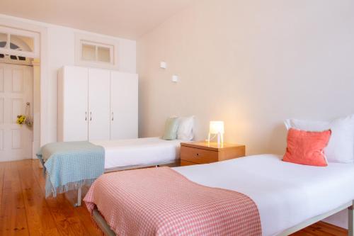 Porto 61 - Bright 2BR w/ Balcony by LovelyStay