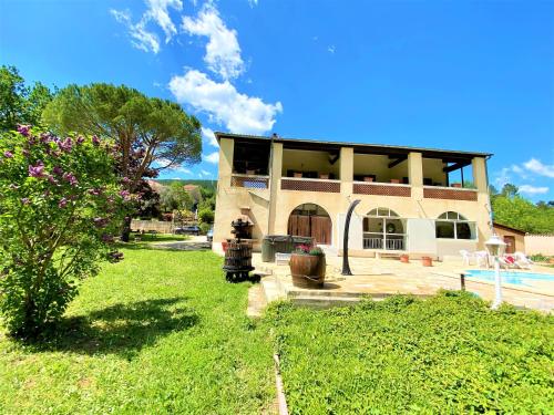 una casa con una boca de incendios delante de ella en Gîte et chambre d'hôtes LE MERCOIRE, piscine chauffée et jacuzzi, en Aubenas