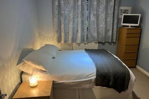 a bedroom with a bed with a desk and a television at 1 Bedroom Apartment Sleeps 2 - Pets Welcome - Tv in Copthorne