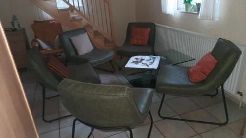 Un grupo de sillas y una mesa en una habitación. en Schwedenhaus RE25, en Sögel