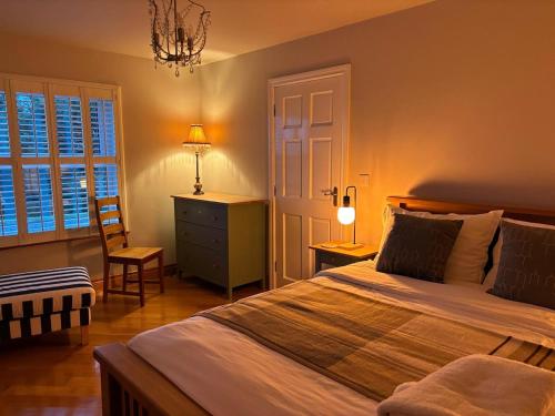 Un dormitorio con una cama, un escritorio y una silla. en apartment cavan, en Cavan