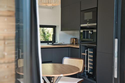 O bucătărie sau chicinetă la EXCLUSIVITE Lodge luxe avec bain nordique au bord du canal à 1h15 de Paris