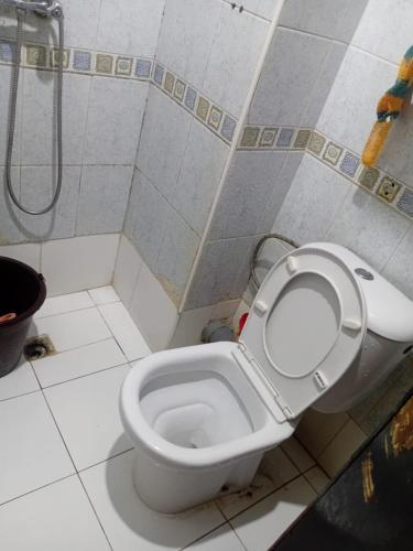 カサブランカにあるBelle chambre pour 2 sidi maaroufの蓋が閉まったトイレのある浴室