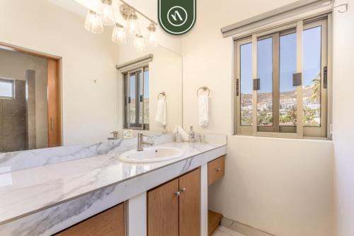 Koupelna v ubytování Centric Apt in Downtown - Rooftop Pool - Terrace