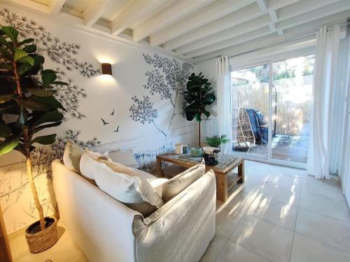 een woonkamer met een bank en een tafel bij Cosy Villa by sea ! - two terraces in Ouistreham