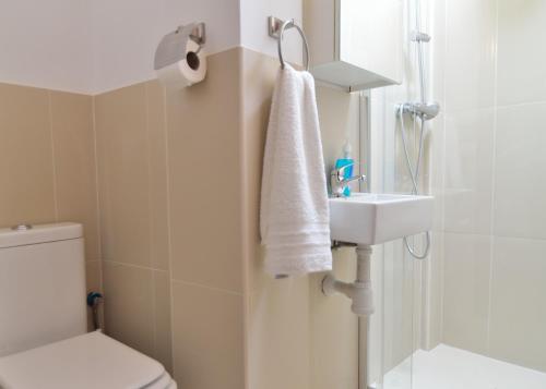 A bathroom at New Andalusian House 33 Free Private Parking