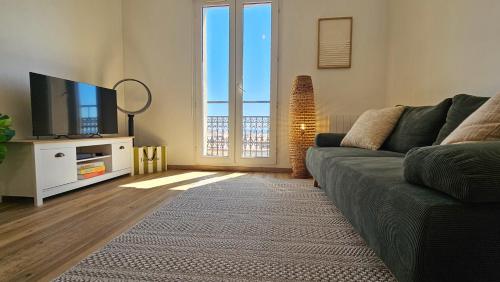 Charming One Bedroom Apartment with Panoramic City View