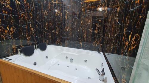a bathroom with a bath tub with a spiderwebiled wall at hotel Mountain Dream Resort El Cocuy in El Cocuy