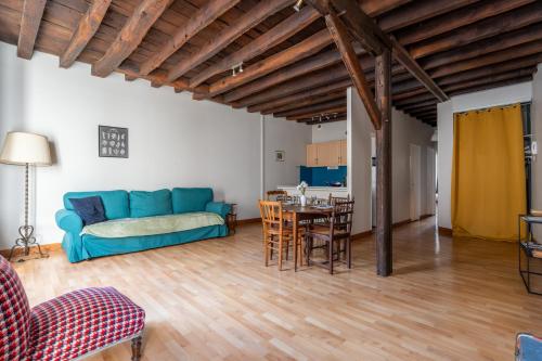 a living room with a blue couch and a table at L'escapade blésoise - Hyper Centre in Blois
