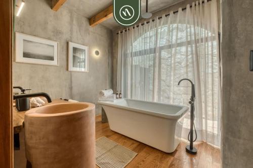 Koupelna v ubytování Luxury 2 BR Condo in Downtown - AC - Peaceful