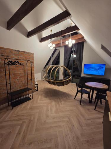 Μια τηλεόραση ή/και κέντρο ψυχαγωγίας στο Apartamenty Toruńskie Piekary 12