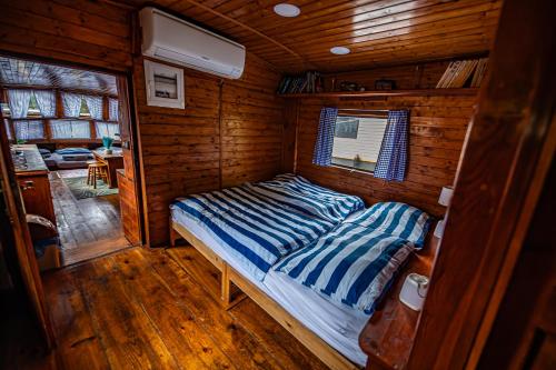 Postel nebo postele na pokoji v ubytování Prague Bay Houseboats