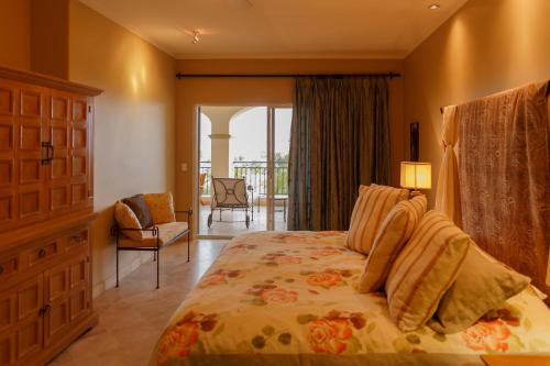 a bedroom with a large bed and a balcony at Las Mañanitas LM F4404 in San José del Cabo