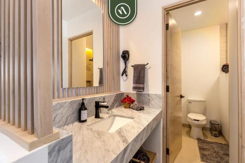 Koupelna v ubytování Amazing Studio - Terrace with the Marina View