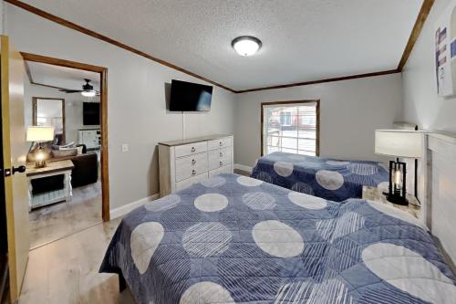 Un dormitorio con una cama y una sala de estar. en Island Club #102, en Put-in-Bay