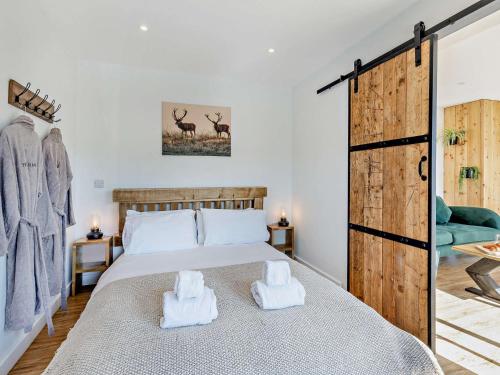 Un dormitorio con una cama con dos toallas encima. en 1 Bed in Worcestershire 89032, en Abberley
