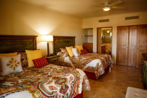 ein Schlafzimmer mit zwei Betten und einem Deckenventilator in der Unterkunft Las Mañanitas LM F4205 in San José del Cabo