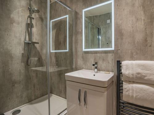 Un baño con ducha, lavabo y espejo. en 1 Bed in Callander PE173, en Strathyre