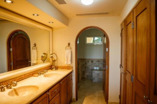 ein Badezimmer mit zwei Waschbecken und einem großen Spiegel in der Unterkunft Las Mañanitas LM F4205 in San José del Cabo