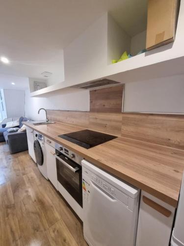 Charmant Duplex في مارسيليا: مطبخ مزود بموقد وغسالة ومجفف ملابس