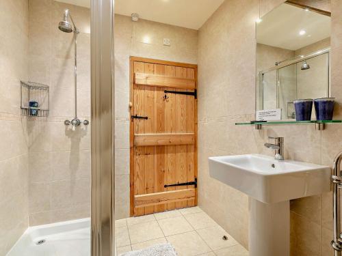 Barlowにある2 Bed in Baslow PK801の洗面台、シャワー、鏡を備えたバスルーム