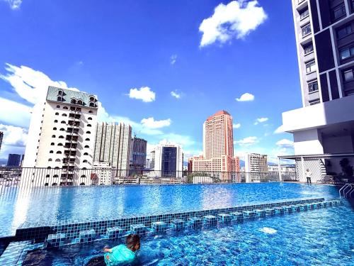 Bazén v ubytování Klcc Service Suites By Chamber nebo v jeho okolí