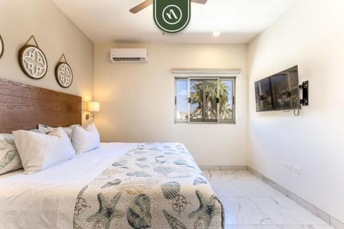 Postel nebo postele na pokoji v ubytování Centric 1BR Condo in Downtown Cabo - Rooftop Pool