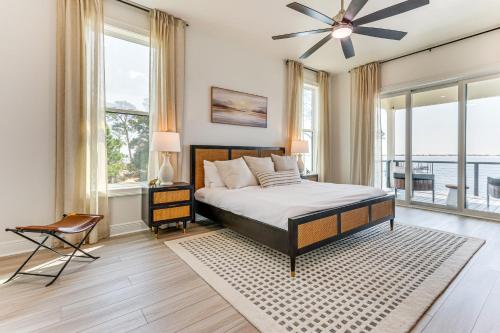 En eller flere senge i et værelse på Private Beach and Bay View Luxury Navarre Escape!