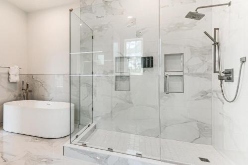 Et badeværelse på Private Beach and Bay View Luxury Navarre Escape!