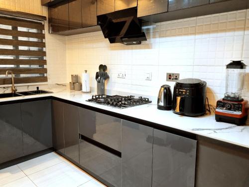 Η κουζίνα ή μικρή κουζίνα στο Bextro Suites Magodo Phase 1 Cozy 2 Bedroom Apartment with Washing Machine