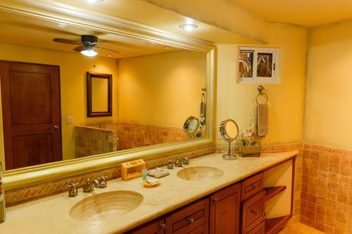 a bathroom with two sinks and a large mirror at Las Mañanitas LM F4404 in San José del Cabo