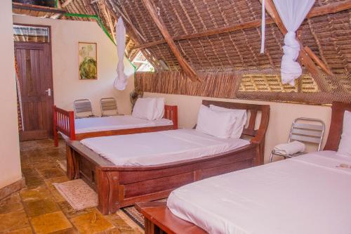 ディアニ・ビーチにあるVilla Mozillaの部屋にベッドが2つある部屋