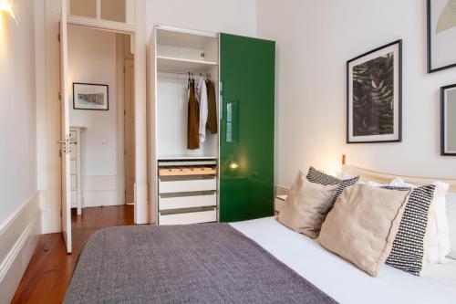 Aurora Heights Apartment by LovelyStay